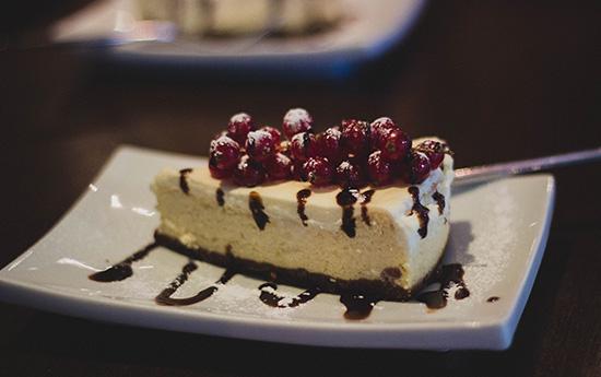 Tiramisu mit Beeren und Schokoladensoße auf einem eckigen Teller im Restaurant Huchting