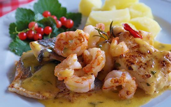 Fischfilet mit Garnelen, cremiger Sauce und Kartoffeln im Restaurant Milano Bremen Huchting