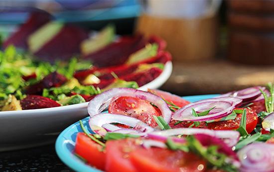 Knackiger Tomaten-Zwiebel-Salat mit Kräutern im Italiener Bremen Huchting