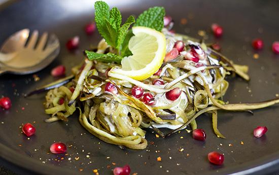 Hausgemachte Zucchinipasta mit Granatapfel und Zitrone im Restaurant Milano in Bremen Huchting