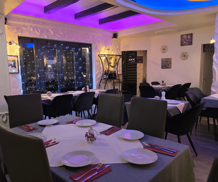 Stilvoll eingerichteter Wintergarten mit festlich gedeckten Tischen im Restaurant Milano Bremen