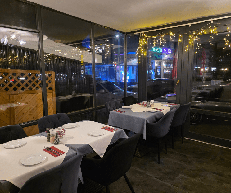 Stimmungsvoller Wintergarten mit gedeckten Tischen im Restaurant Milano in Bremen Huchting