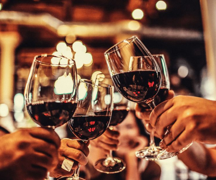 Rotwein anstoßen bei privater Feier im Restaurant Milano Bremen Huchting